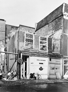 810756 Gezicht op de voor- en zijgevel van het huis Minrebroederstraat 2 te Utrecht, tijdens de sloop.